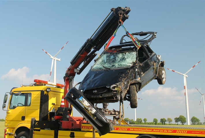 POL-HX: Auto überschlägt sich und bleibt auf dem Dach liegen