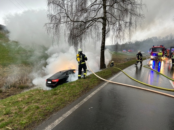 POL-PDWIL: Verkehrsunfall mit anschließendem PKW-Brand