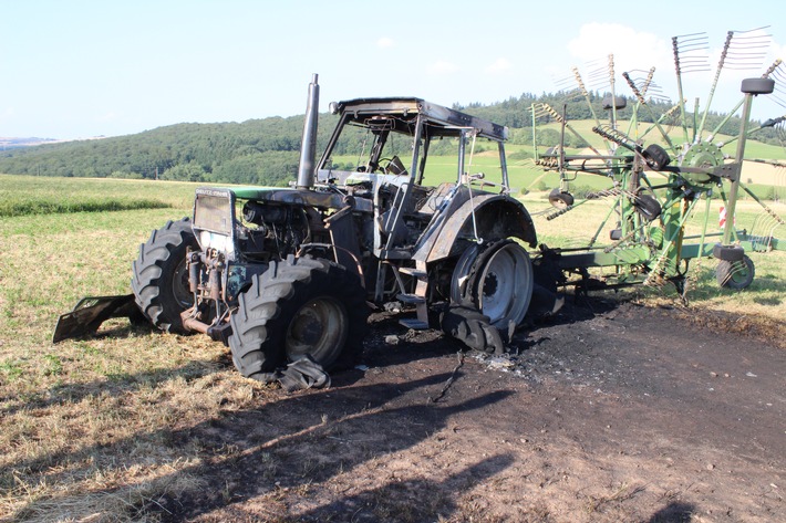 POL-PDKL: Traktor brennt ab