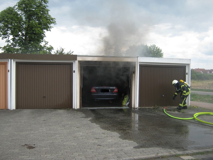 POL-PDNW: Technischer Defekt - Pkw fängt in Garage Feuer