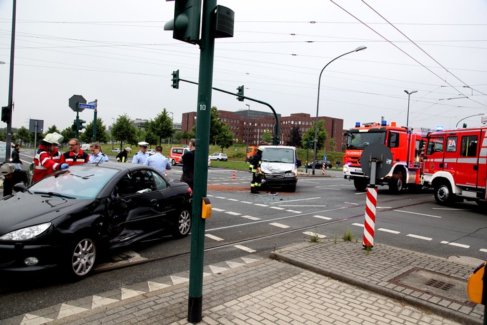 FW-E: Verkehrsunfall, junge Frau nach notärztlicher Versorgung zum Krankenhaus gebracht