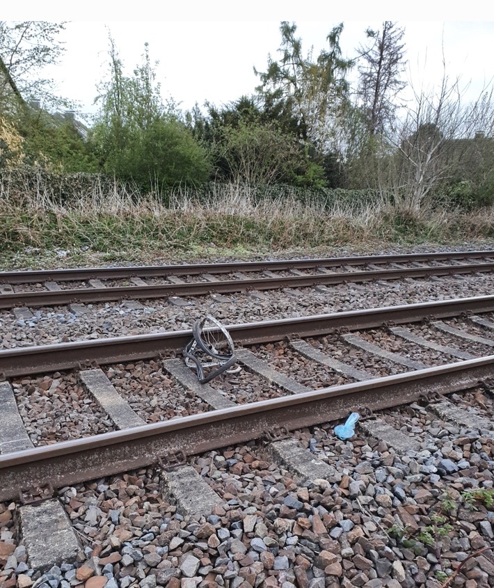 BPOL NRW: Unbekannte legen Bauzaun und Fahrradteile auf die Gleise - Bundespolizei ermittelt wegen gefährlichen Eingriff in den Bahnverkehr