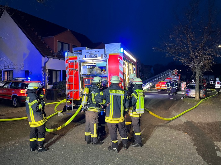 FW-NE: Ausgedehnter Zimmerbrand in einem Einfamilienhaus