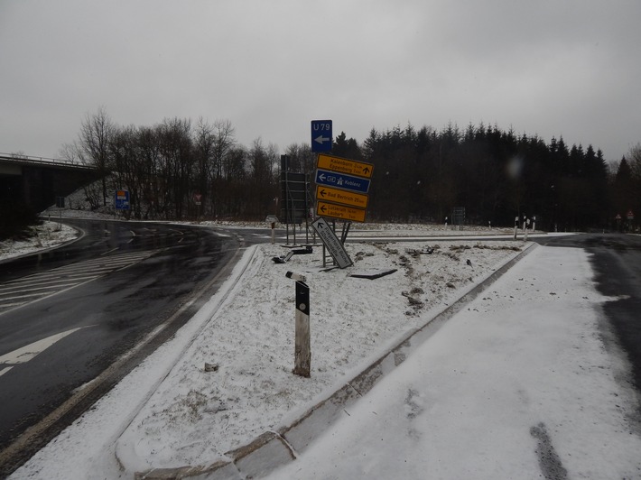 POL-PDMY: Betrunken am Steuer über Verkehrsinsel