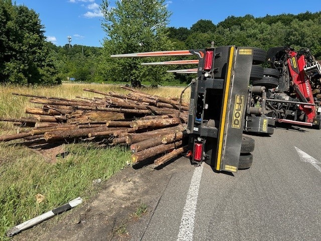 POL-PDPS: Unfall eines mit Langholz beladenen Sattelzugs