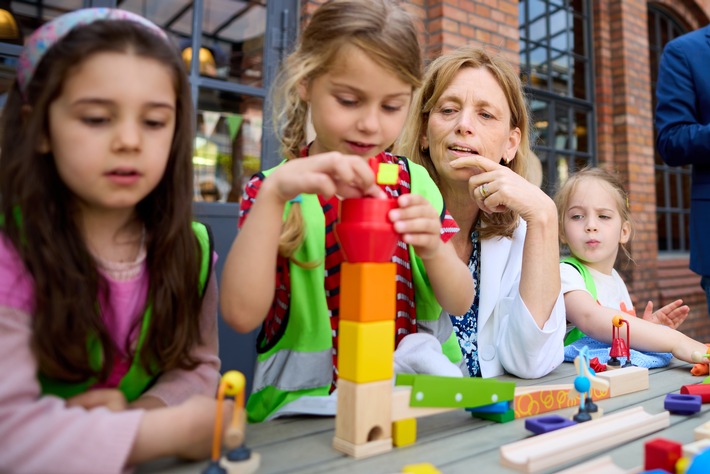 Größte Energierallye der Hauptstadt: 100 Kinder feiern mit Bundesbildungsministerin Karin Prien