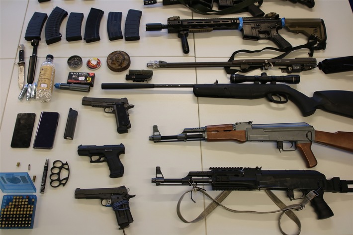 POL-SI: Kriminalpolizei findet zahlreiche Waffen bei 33-Jährigem - #polsiwi