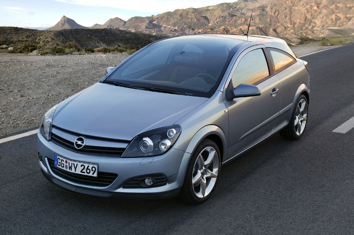 Weltpremiere von Opel / Neuer Astra GTC mit Panorama-Frontscheibe