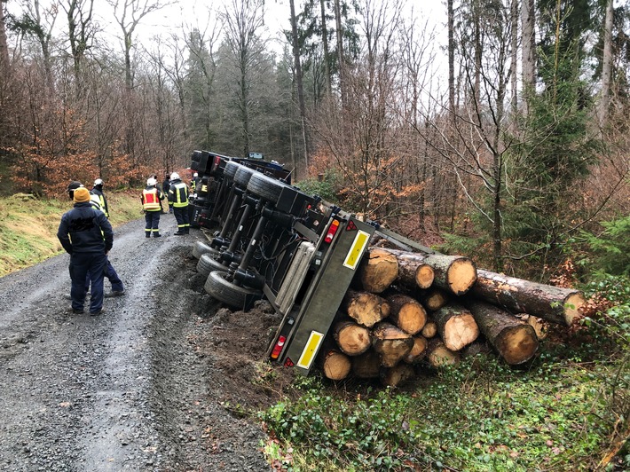 POL-PDWIL: Verkehrsunfall mit Holztransporter