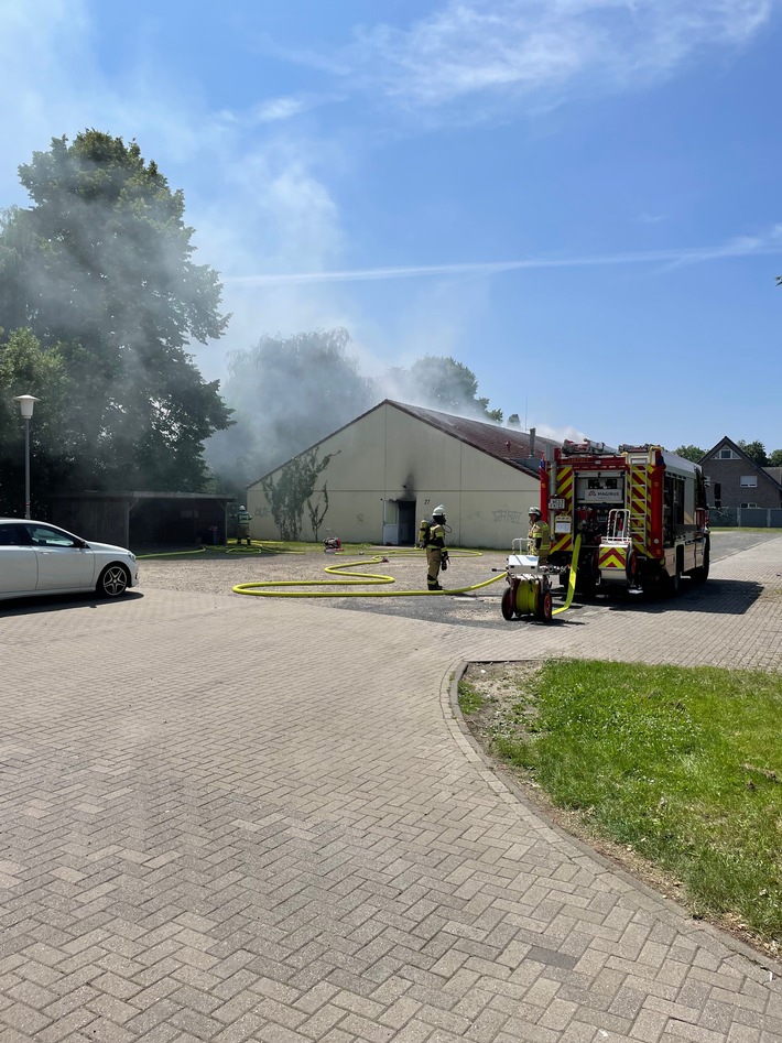 FW Xanten: Brand in Asylunterkunft in Xanten - keine Verletzten, Gebäude unbewohnbar