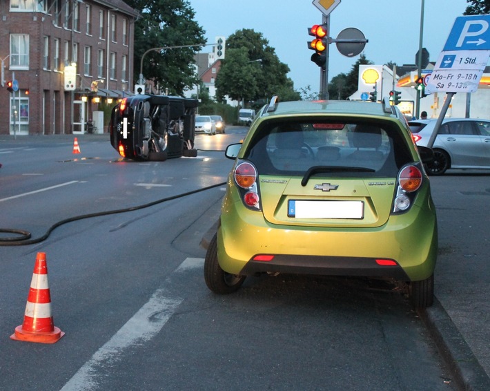 POL-NE: Audi kippte nach Kollision mit geparktem Kleinwagen auf die Seite (Bild im Dateianhang)