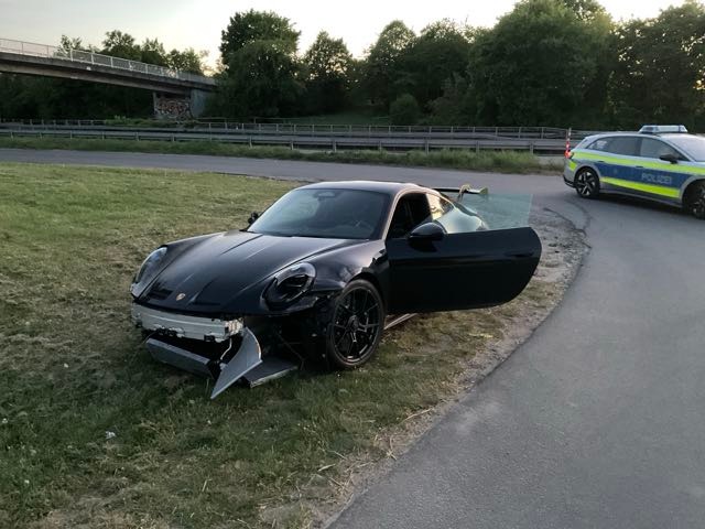 POL-OF: Schwer beschädigter Porsche nach Unfall im Feld abgestellt: Polizei sucht Fahrer