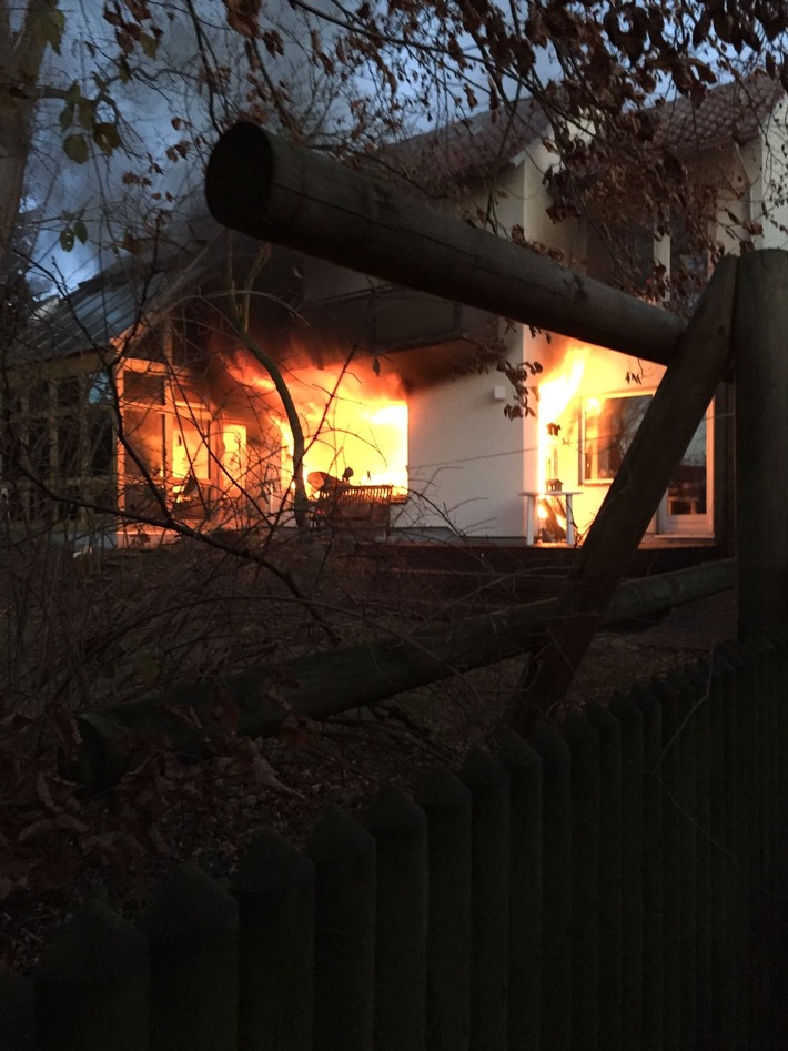 POL-NI: Brand eines Einfamilienhauses in Nienburg mit drei Verletzen Personen