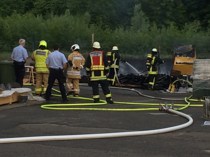 FW-Stolberg: Brand in Gewerbebetrieb / Brand einer Gasflasche