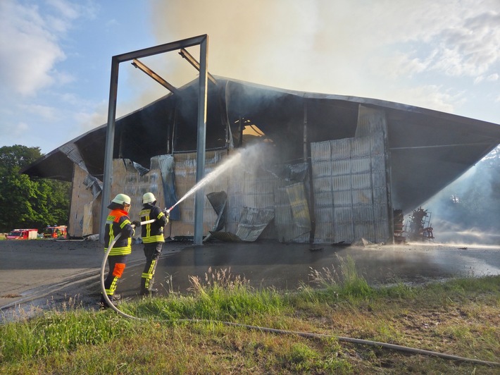 POL-ROW: ++ Polizei und Feuerwehr im Einsatz: Großbrand einer Scheune in Ostereistedt ++