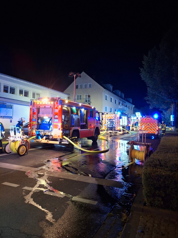 FW-BN: Brand an Gewerbeobjekt - Flammen greifen auf Gebäudeinneres über