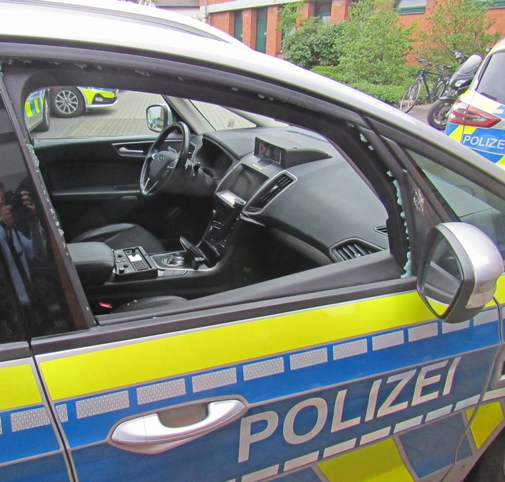 POL-ME: Unbekannter beschädigt Streifenwagen - die Polizei ermittelt - Monheim am Rhein - 2106122