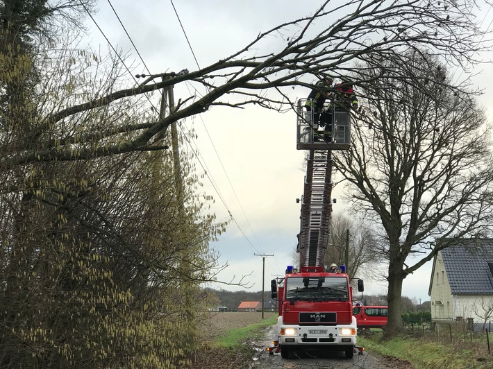 Feuerwehr Weeze: Feuerwehr Weeze im Unwettereinsatz