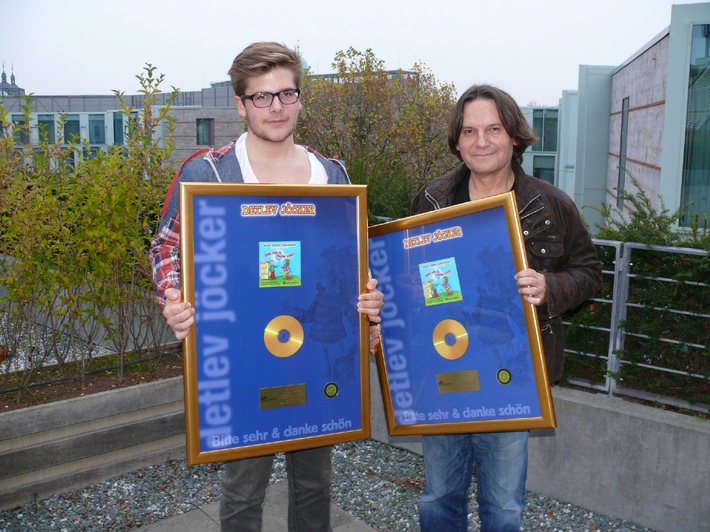Wenn der Vater mit dem Sohne - Detlev Jöcker und sein Sohn Aaron bekommen eine Goldene Schallplatte (BILD)
