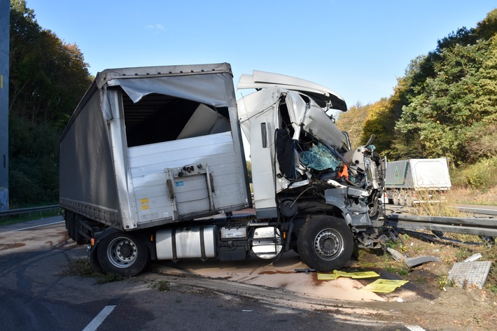 FW-DO: Verkehrsunfall auf der A45

LKW-Fahrer verletzt ins Krankenhaus transportiert, auslaufender Dieselkraftstoff abgetreut