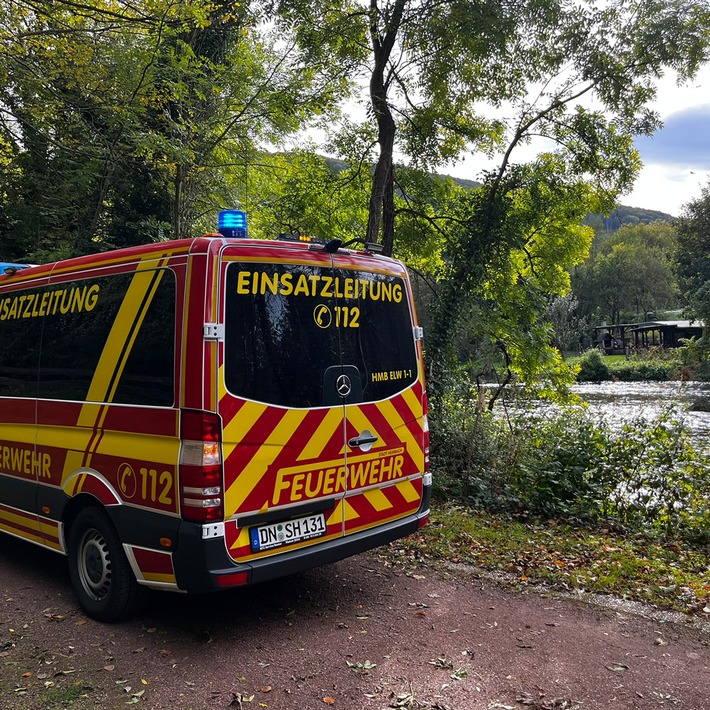 FW Heimbach: Person von Feuerwehr und DLRG aus Wasser gerettet - Großeinsatz am Heimbacher Staubecken