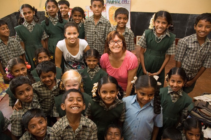 Whitney Toyloy karitativ in Indien unterwegs