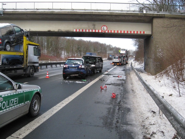 POL-HI: BAB 39, LK Wolfenbüttel /LK Hildehseim -- Autotransporter bleibt an Brücke hängen -- zwei Fahrzeuge Totalschaden