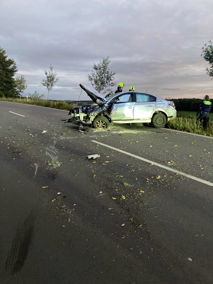 POL-GM: Zwei Leichtverletzte nach Alleinunfall