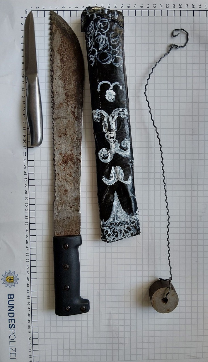 BPOL NRW: Waffenfund bei Grenzkontrolle: Bundespolizei stellt Machete, Messer und Totschläger sicher