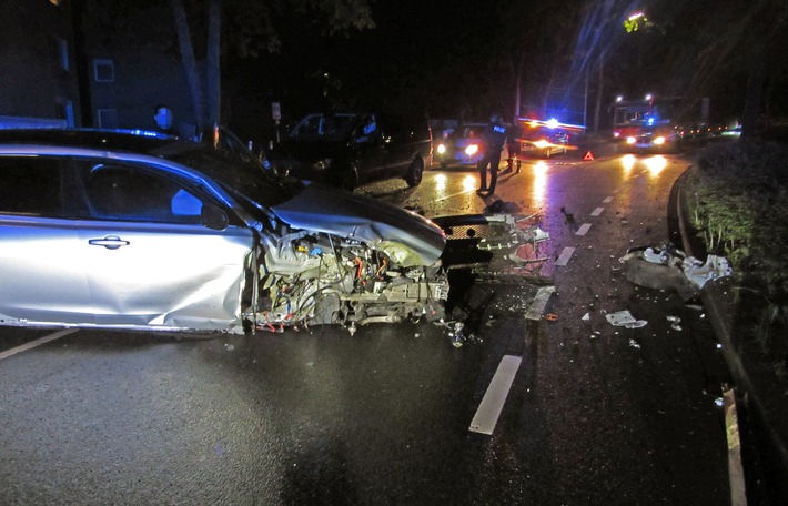 POL-ME: Über 100.000 Euro Sachschaden bei Verkehrsunfall - Velbert - 1905014