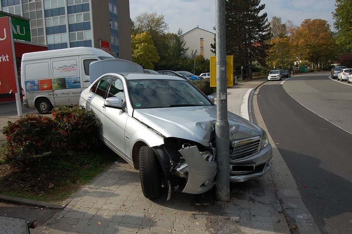 POL-PPWP: Mercedes über Hecke "gesprungen"