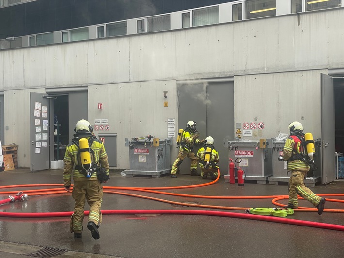 FW Dresden: Brand in einem Lagerraum für Gefahrstoffe