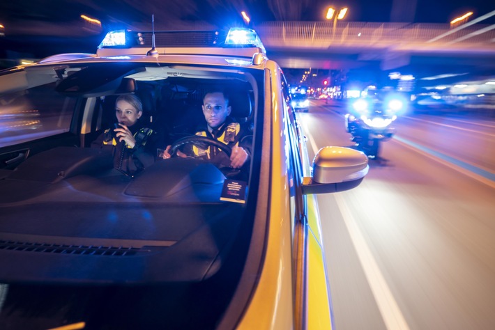 POL-ME: Polizeibeamte verhindern vollendeten Fahrzeugdiebstahl - Langenfeld - 2212084