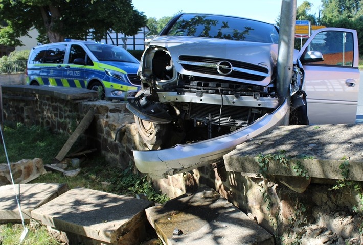 POL-MI: Opel schleudert in Mauer