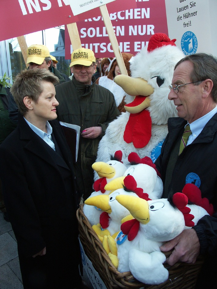 Tierschutzbund-Präsident Wolfgang Apel übergibt Bundesverbraucherschutzministerin Renate Künast einen Korb mit glücklichen Hühnern