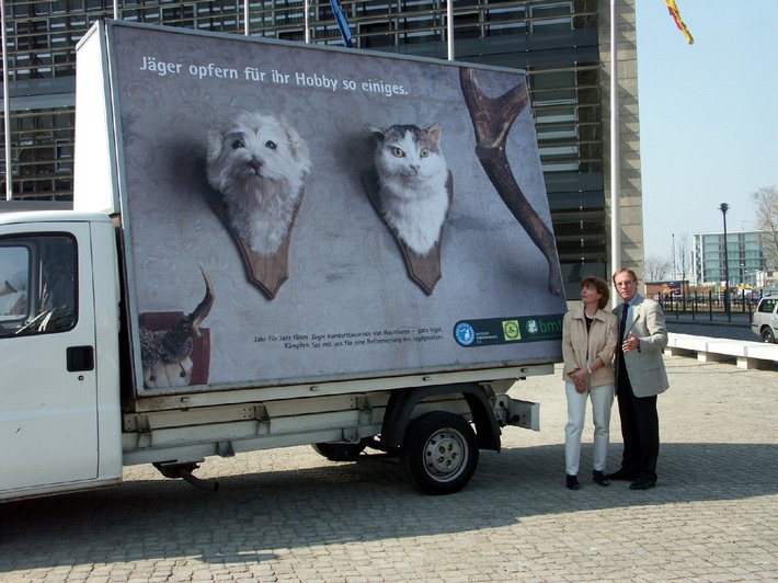 Tierschutzbundpräsident Wolfgang Apel und die Vorsitzende des Bundes gegen Missbrauch der Tiere, Jutta Breitwieser, präsentieren das neue Anti-Jagdplakat des Bündnisses Tierschutz