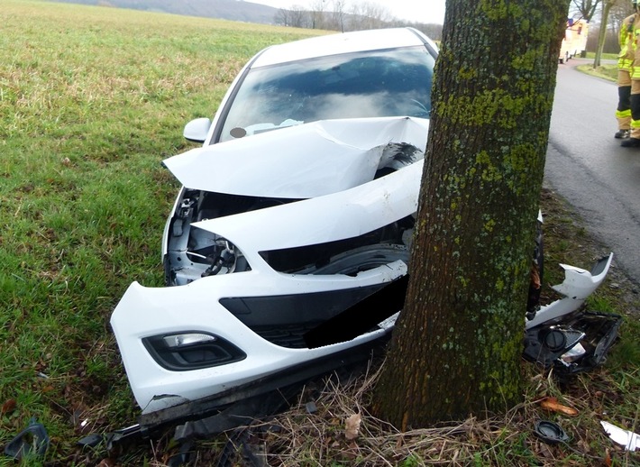 POL-MI: 24-Jähriger prallt mit Opel gegen Baum