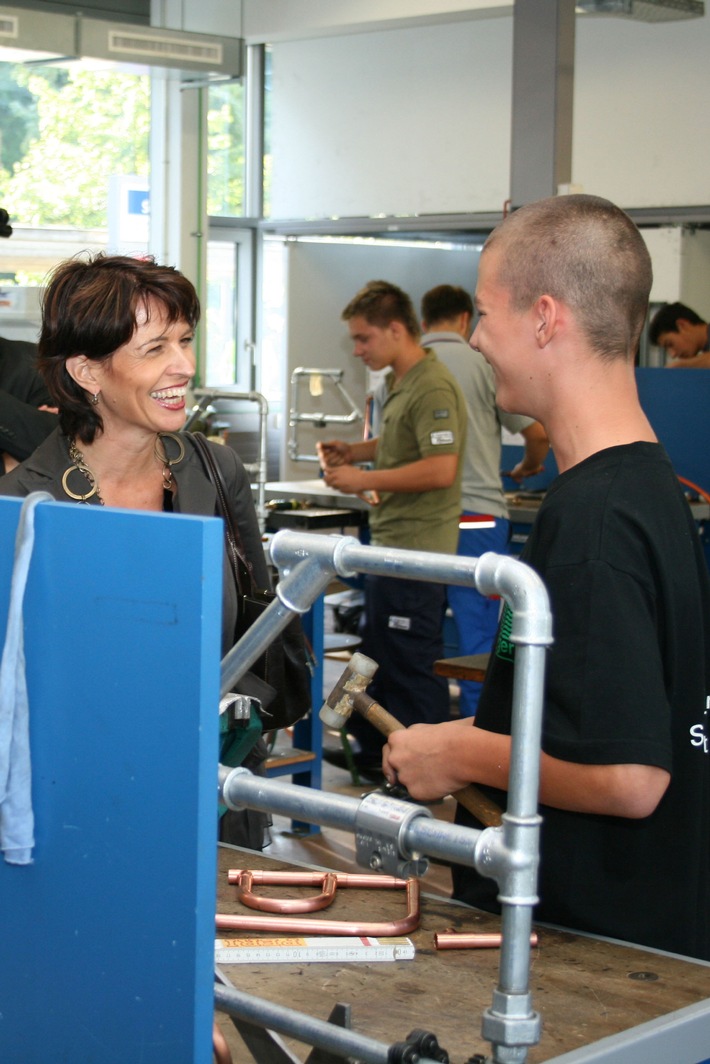 Bundesrätin Doris Leuthard drückt die Schulbank an der STFW