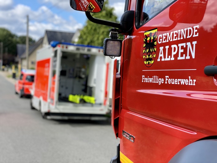 FW Alpen: Tragehilfe für den Rettungsdienst