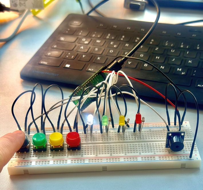 Bremerhavener Informatiker:innen zeigen Schüler:innen, wie man ein virtuelles Schlagzeug mit Codes programmiert