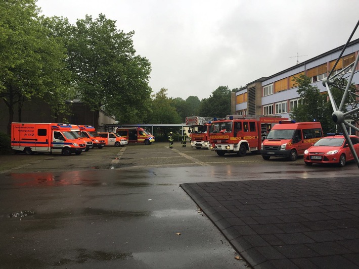 FW-Erkrath: Pfefferspray in Schule versprüht - Großeinsatz von Feuerwehr und Rettungsdienst