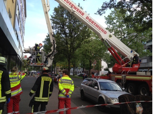 FW-DO: 3.05.2018 - Unterstützung Rettungsdienst in der Münsterstraße,
Aufwändige Rettung einer Person aus dem zweiten Obergeschoss am Nachmittag