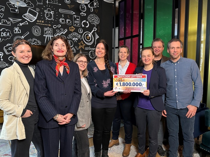 Teach First Deutschland und aula freuen sich über die Förderung der Deutschen Postcode Lotterie in Höhe von 1,8 Millionen Euro für ihre Gemeinschaftsinitiative "TeachDemocracy". V.l.n.r.: Referentin Projektförderung Deutsche Postcode Lotterie Stina Dähnhardt, Geschäftsführerin Deutsche Postcode Lotterie Friederike Behrends, Referentin Projektförderung Deutsche Postcode Lotterie Franziska Brand, aula-Geschäftsführerin Alexa Schaegner, Head of Charities Deutsche Postcode Lotterie Katja Diemer, Head of Fundraising Teach First Deutschland Nina Middelkamp, Senior Manager Teach First Deutschland Michael Raible und Manager Fundraising Teach First Deutschland Thomas Braun. / Weiterer Text über ots und www.presseportal.de/nr/41583 / Die Verwendung dieses Bildes für redaktionelle Zwecke ist unter Beachtung aller mitgeteilten Nutzungsbedingungen zulässig und dann auch honorarfrei. Veröffentlichung ausschließlich mit Bildrechte-Hinweis.