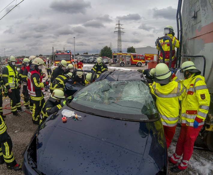 FW-DO: 15.06.21 - Verkehrsunfall in Körne Feuerwehr befreite eingeklemmte Frau aus PKW