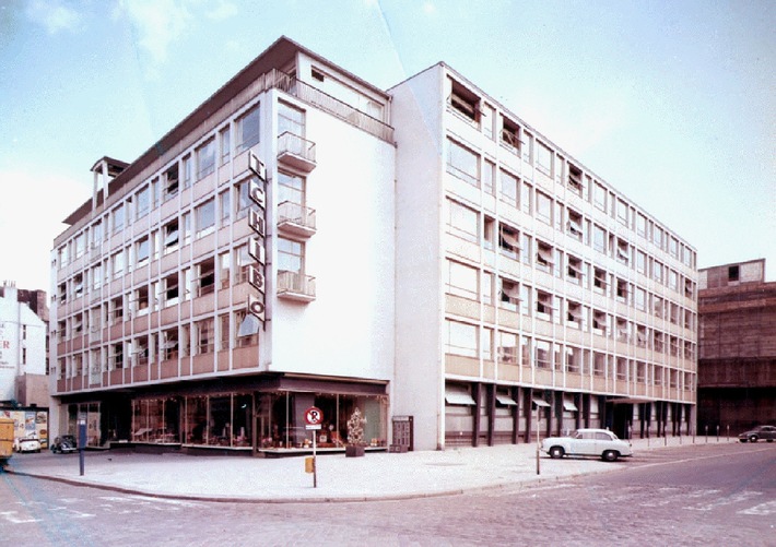 Happy Birthday - 50 Jahre Tchibo Filiale / Am 13. Oktober 1955 wurde die erste Tchibo Filiale in Hamburg eröffnet