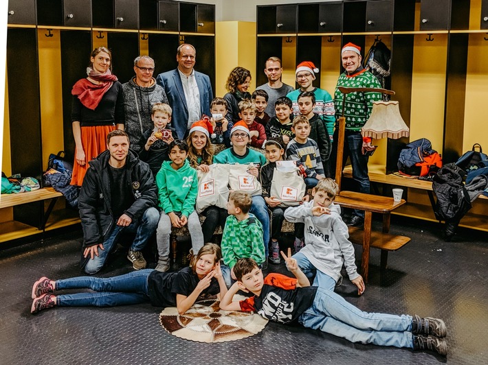 Weihnachtshelfer von Kaufland bringen Kinderaugen zum Leuchten: Vorzeitige Bescherung bei &quot;Fußball trifft Kultur&quot; in Dresden