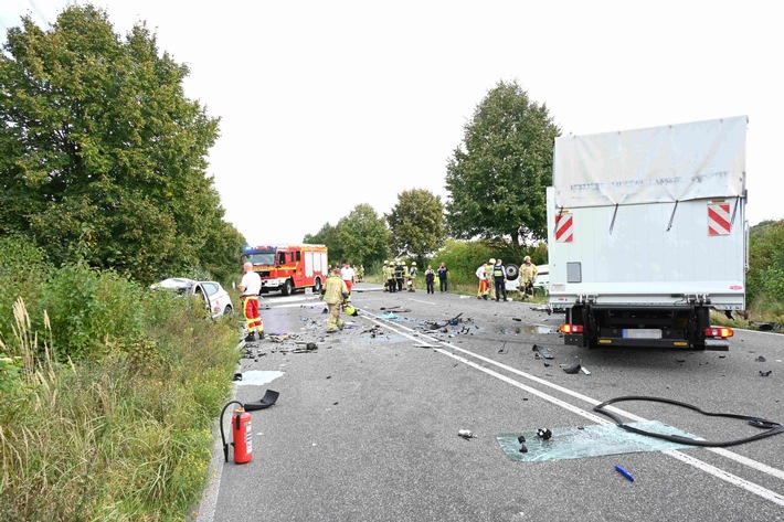 FW Pulheim: Tödlicher Unfall zwischen Pulheim und Stommeln - Rettungshubschrauber im Einsatz