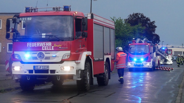 FW Celle: Feuerwehr übt den Ernstfall in Kfz-Werkstatt!