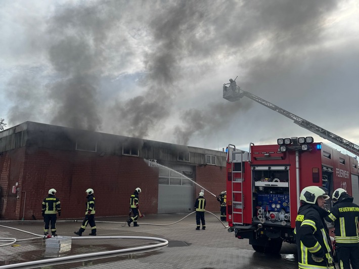 FW-AUR: Brennende Transporter in Hallenkomplex