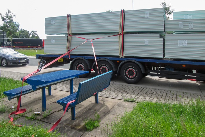 POL-LDK: Ladung verrutscht / Kreative Sicherung durch Brummi-Fahrer